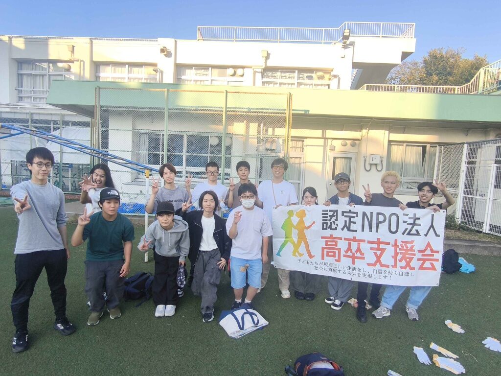 西原ふるさとまつりに参加した高卒支援会の生徒とスタッフ